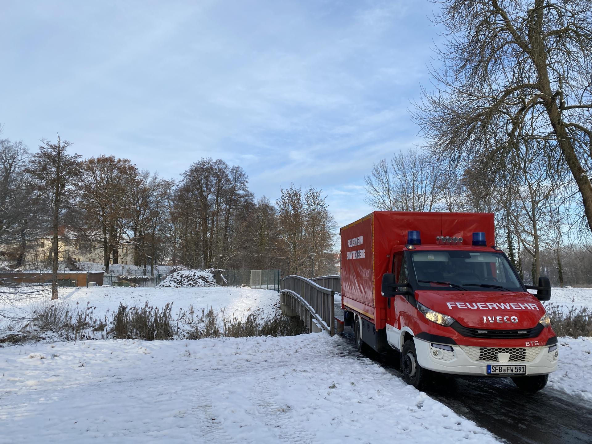 Kontrollierte Munitionssprengung am Schloss Senftenberg mit Sperrkreis am 14.12.2022 (Bild: Landkreis OSL / Nora Bielitz)