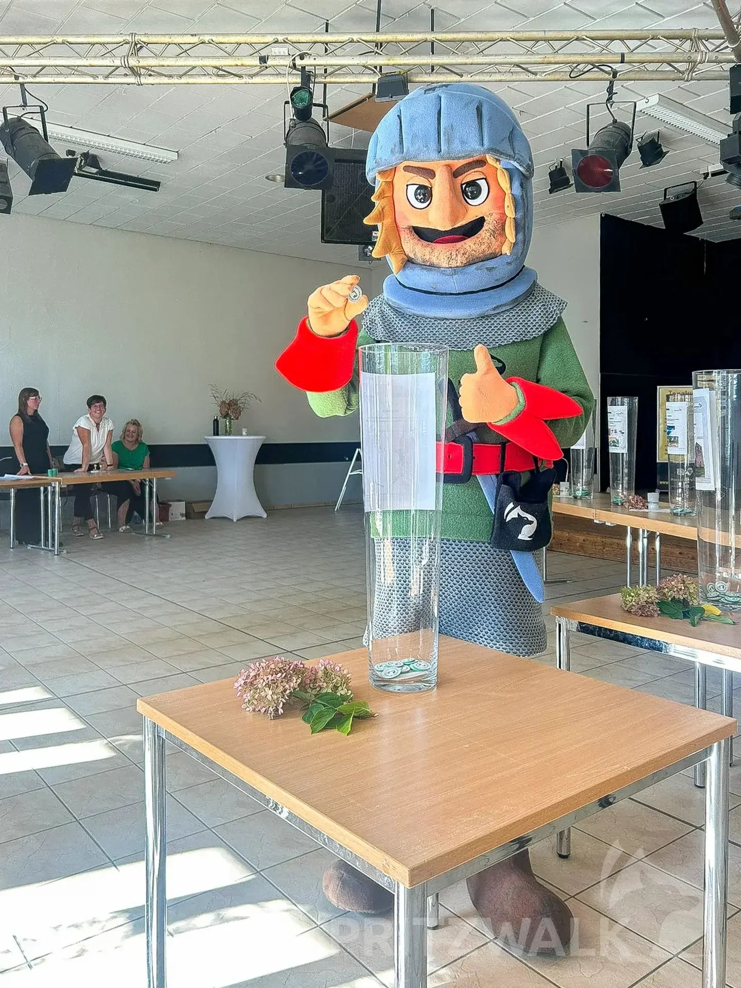 Räuber Heine Klemens zeigt, wie das mit dem Stimmtaler und den Glasvasen funktioniert. Foto: Stadt Pritzwalk