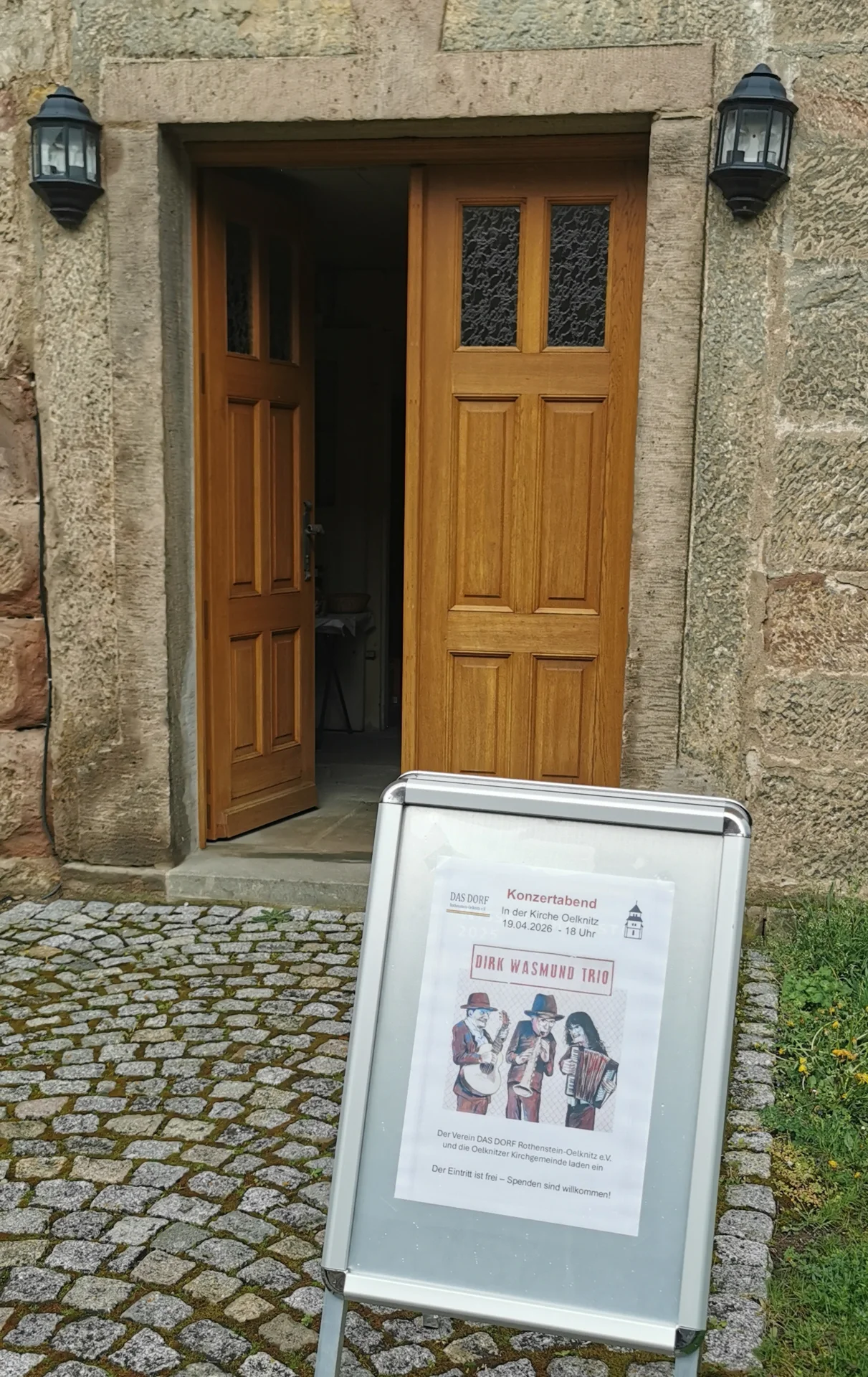 Eingangstür Kirche, es kann losgehen