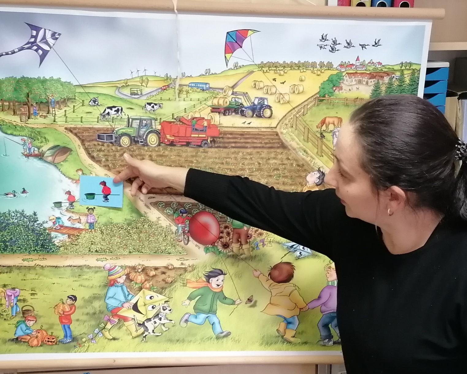 Wimmelbilder bieten Erzählanlässe: So unterstützt Nadine Gräbitz Kinder beim Spracherwerb. Foto: Dörthe Ziemer