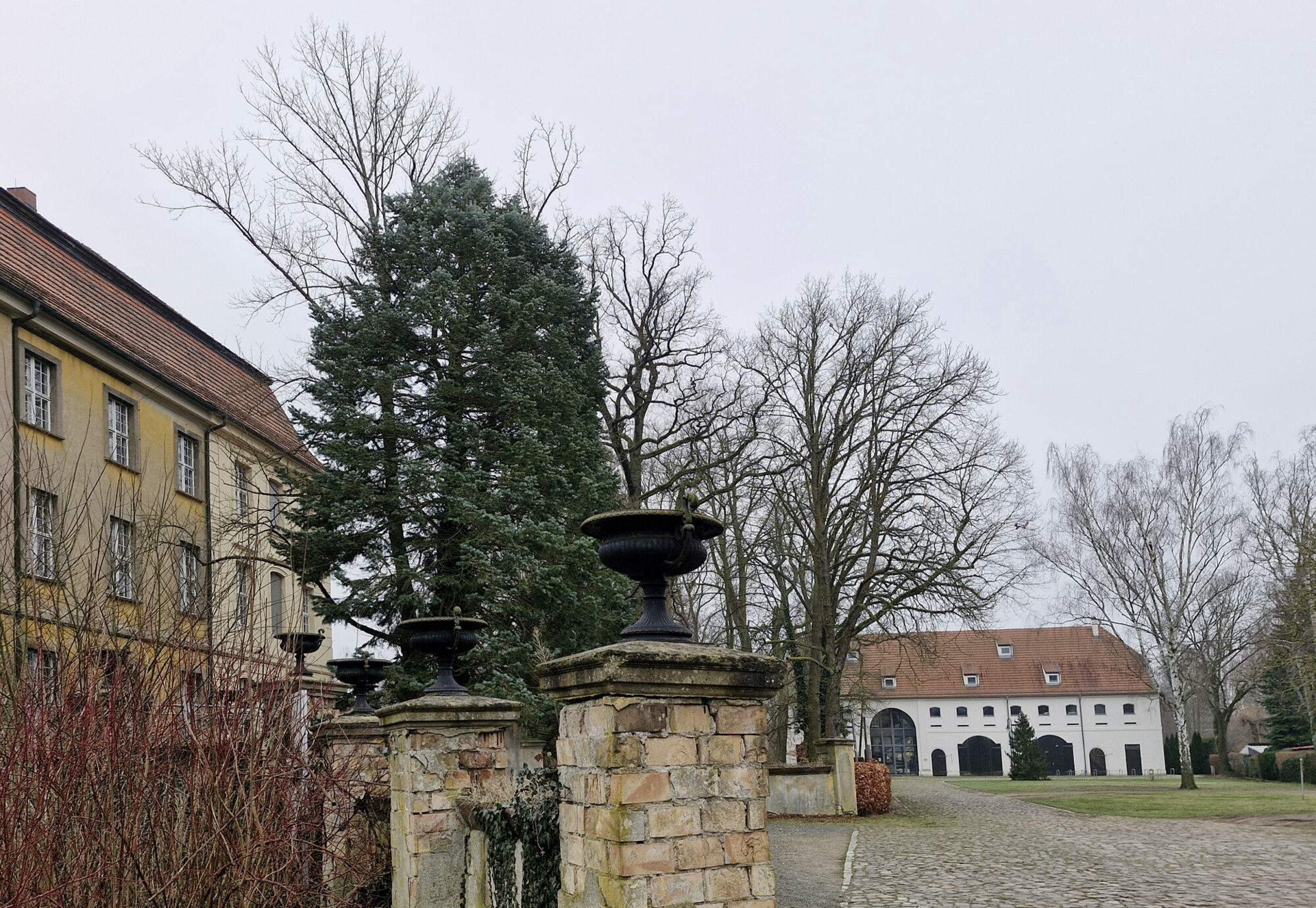 Das Schloss Lieberose (l.) befindet sich in Privatbesitz und wartet noch auf die Sanierung und neue Nutzung. Die Darre ist zum Bürgerzentrum ausgebaut worden. Foto: Ingrid Hoberg