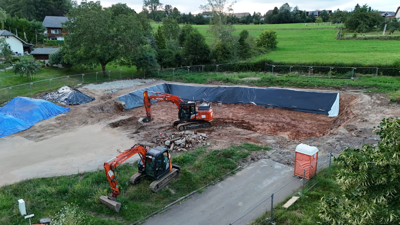 Erdaushubarbeiten zu Beginn der Baustelle. Bild: Ch. Schmid