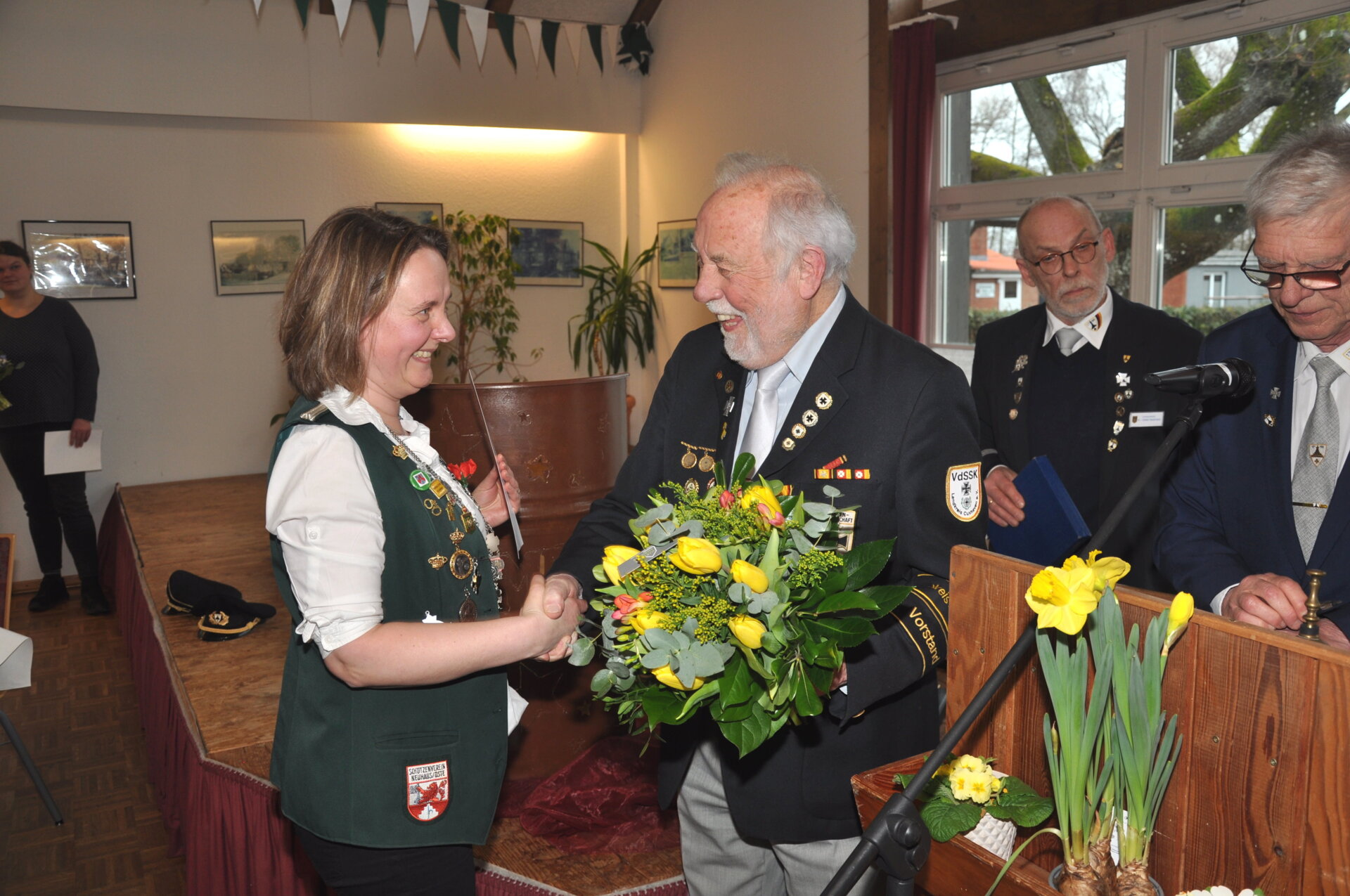 Einen Blumenstrauß gab es von Rolf Koenig.