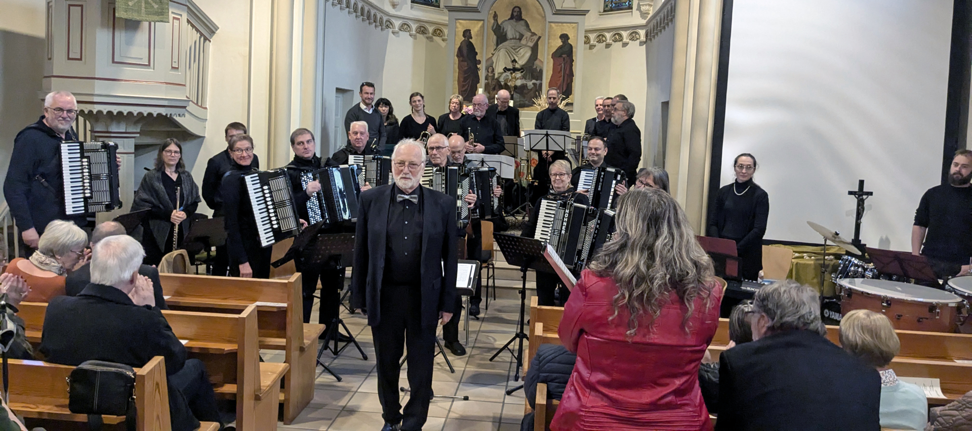 Das Akkordeon-Orchester Ispringen mit den Posaunenchören der evangelischen Kirchen in Ispringen beim Konzert in der Kirche unter Leitung von Hans-Peter H