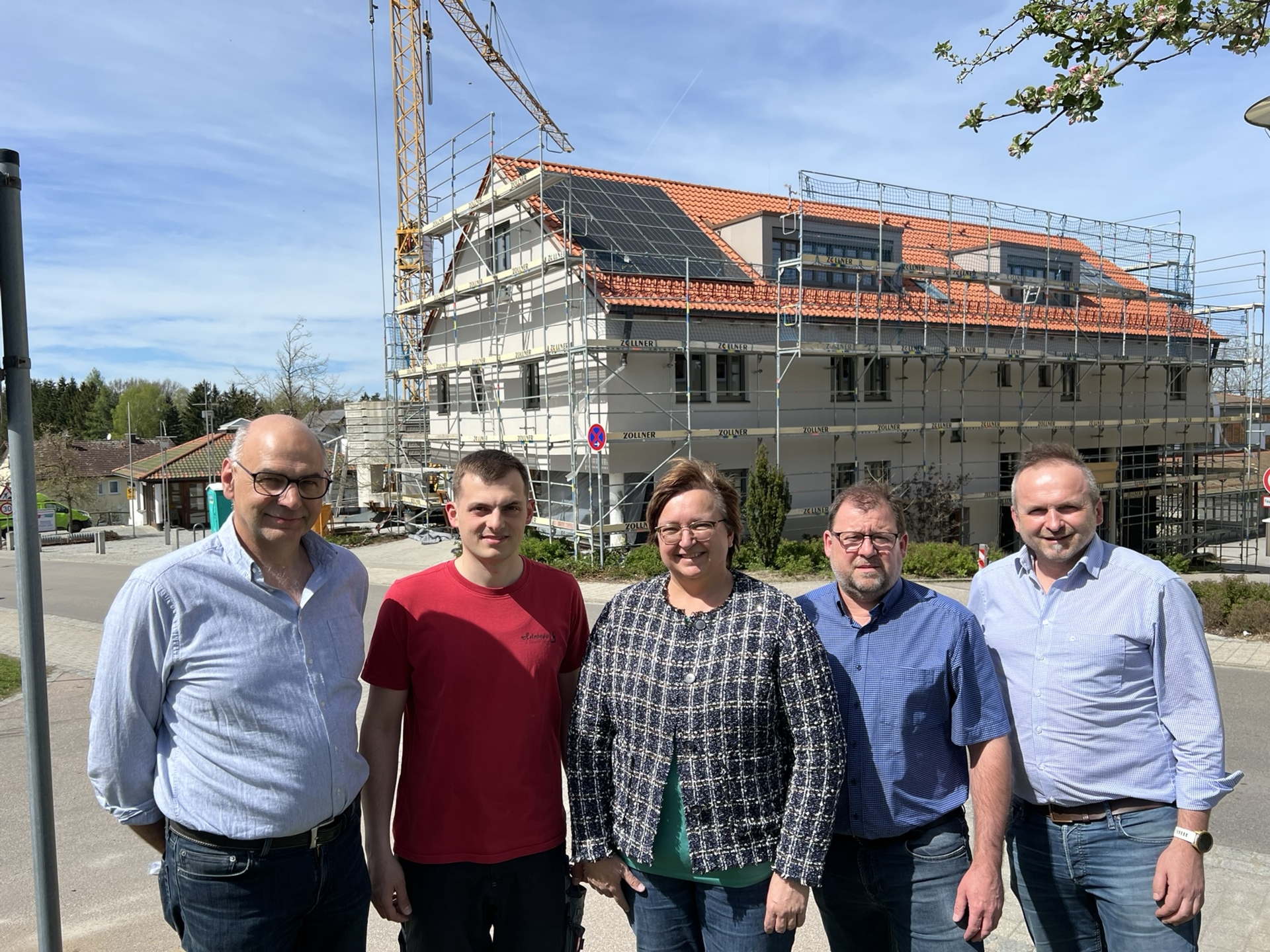 Bürgermeister Thomas Schwarzfischer, Lukas Schwarzfischer, Bürgermeisterin Barbara Haimerl, Thomas Helmberger, Geschäftsstellenleiter Wolfgang Held vor dem Rathaus Wald mit PV Anlage auf dem Dach