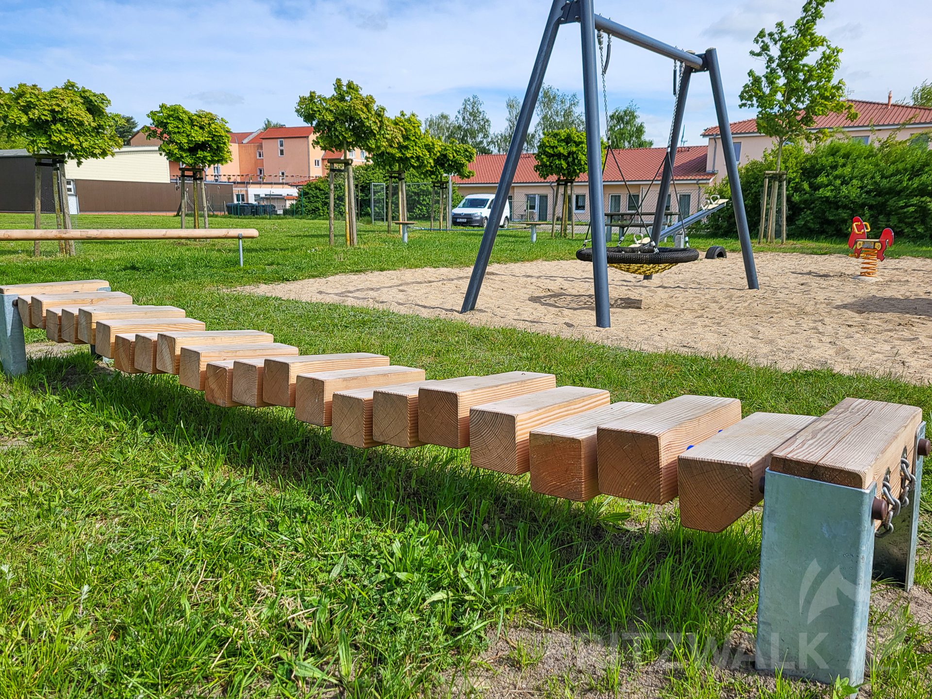Neue Spiel- und Sportgeräte wie die Balancierstrecke auf dem Multifunktionsplatz in Sadenbeck wurden über den Bürgerhaushalt 2024 finanziert. Foto: Beate Vogel