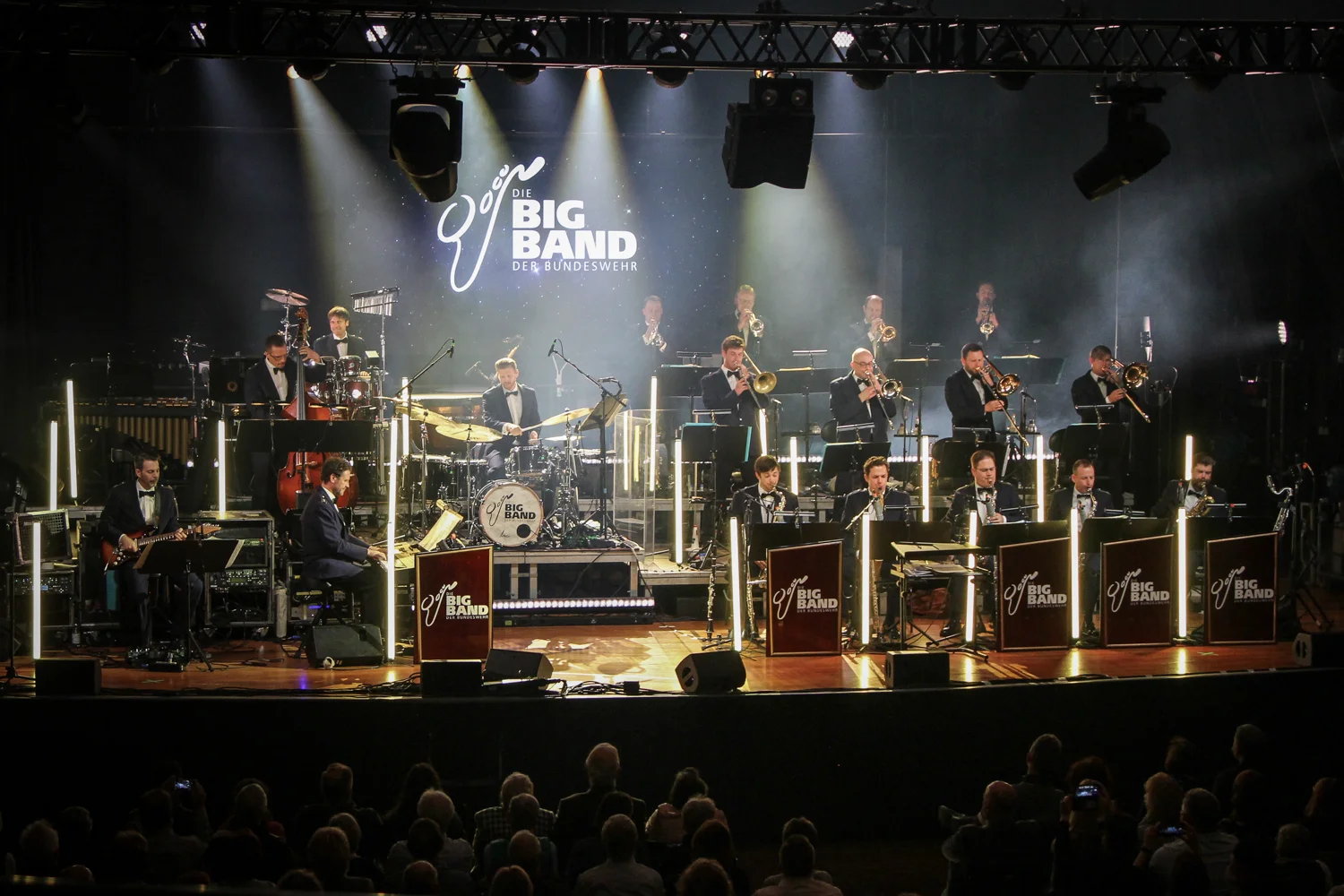 Bezauberten bereits im Vorjahr das Wyker Publikum: Die Big Band der Bundeswehr (Fotos: Peter Zylajew)