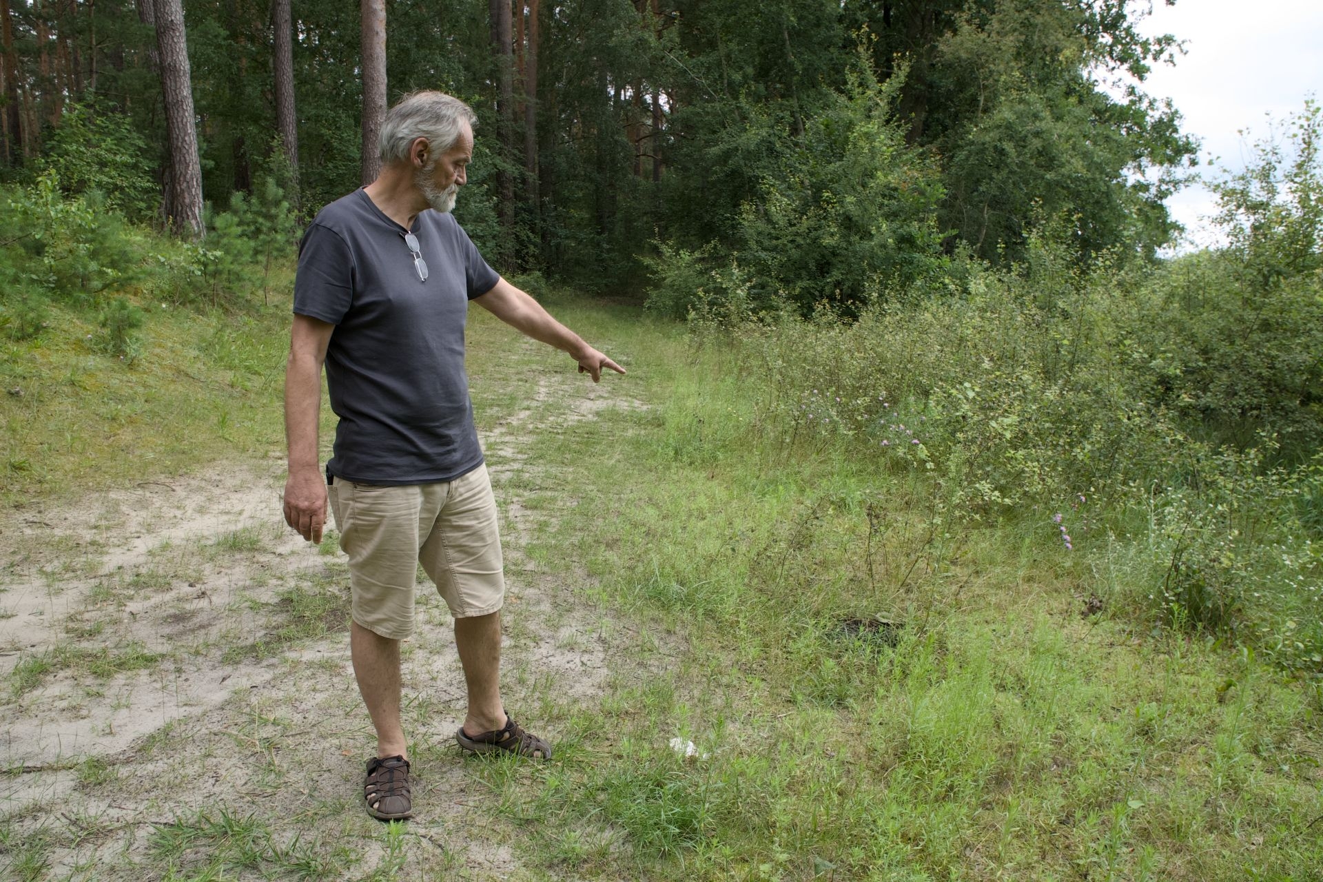 Münchehofes Bürgermeister Ralf Irmscher weist auf Reste von Lagerfeuern hin. Foto: Peter Mittwoch