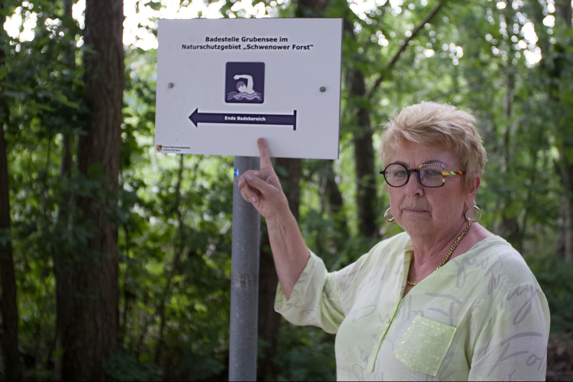 Ortsteilbürgermeisterin Cornelia Kokscht weist auf den offziellen Badestrand hin. Foto: Peter Mittwoch