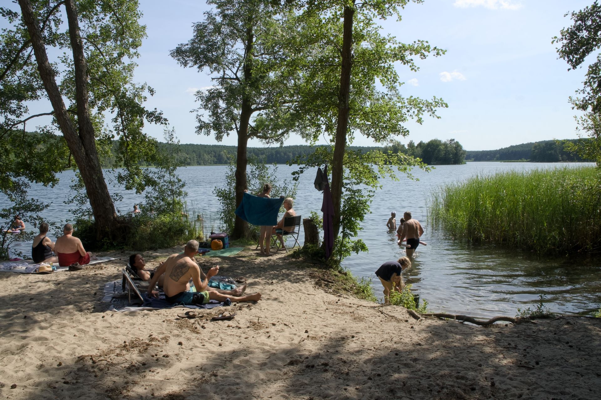 Der offzielle Badestrand am Grubensee. Jenseits davon ist Baden und Campen nicht erlaubt. Foto: Peter Mittwoch