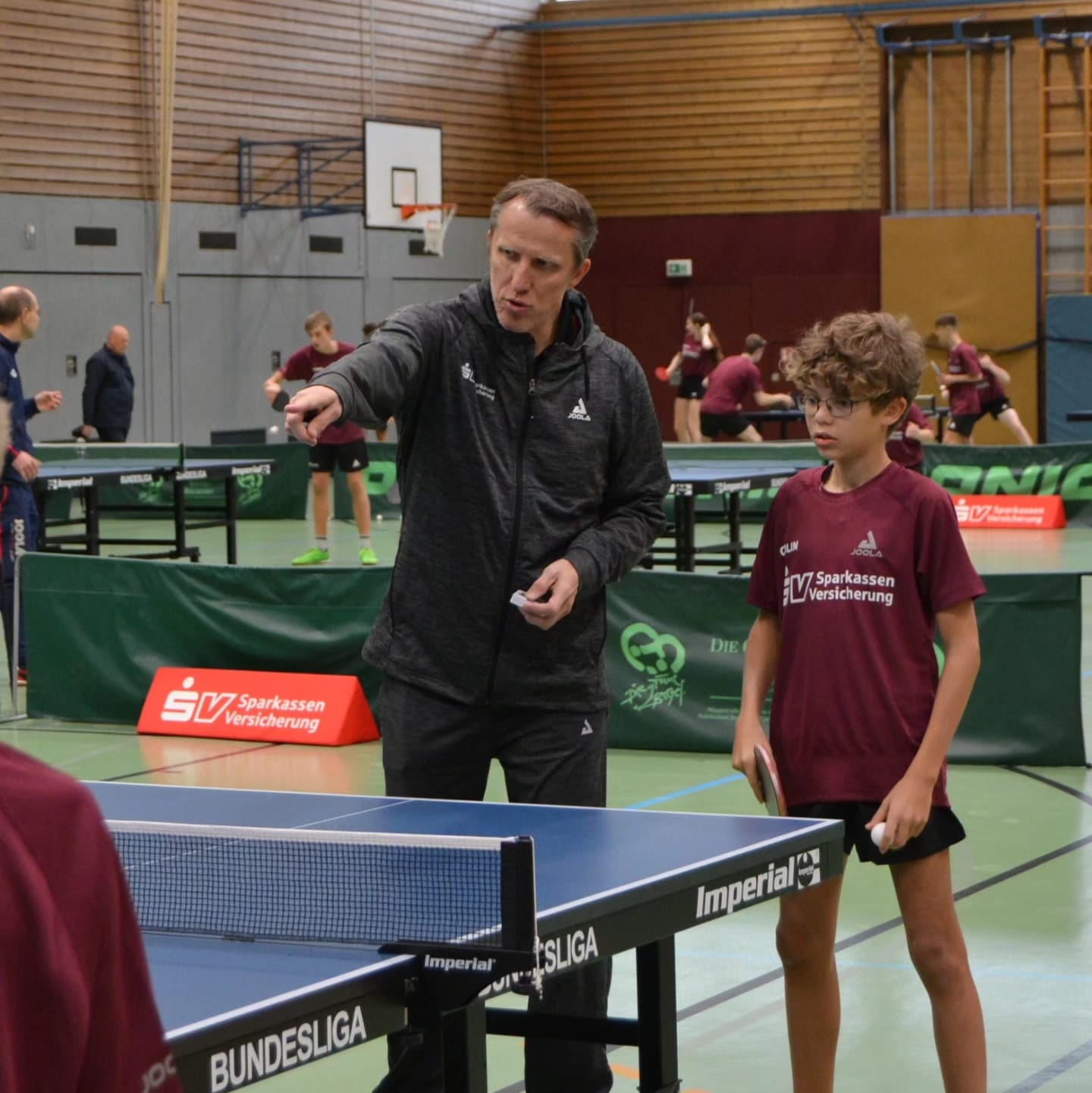Die Spielerinnen und Spieler bekommen während des Trainings wertvolle Tipps. Foto Chiara Ullrich