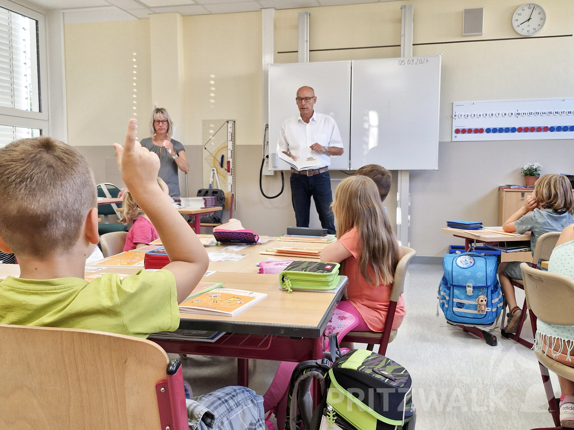 Die Jahnschüler erhielten am Freitag ihre Räuber-Heine-Klemens-Bücher von Bürgermeister Dr. Ronald Thiel. Foto: Sandra Bels