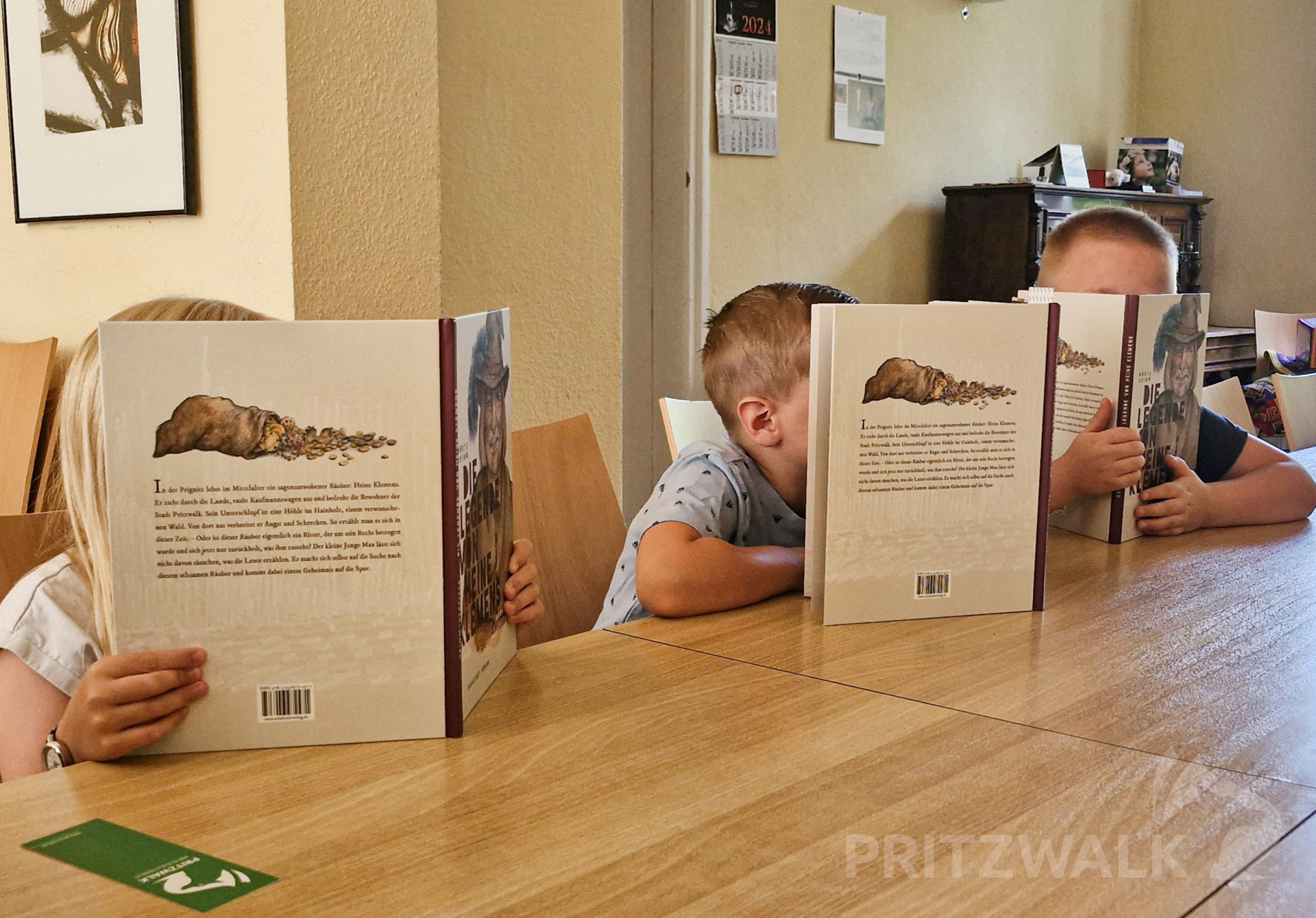 Die Erstklässler der Evangelischen Stephanus-Grundschule Prignitz bekamen am Dienstag ihre Bücher. Foto: Sandra Bels