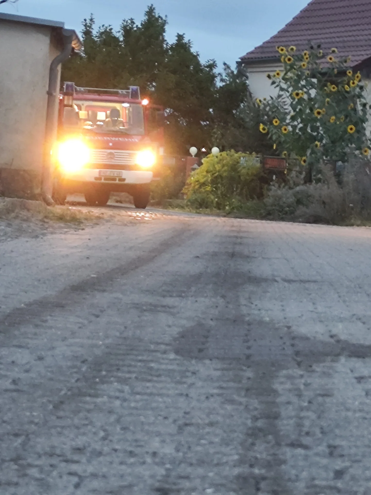 Feuerwehrfahrzeug im Einsatz ©Doepp