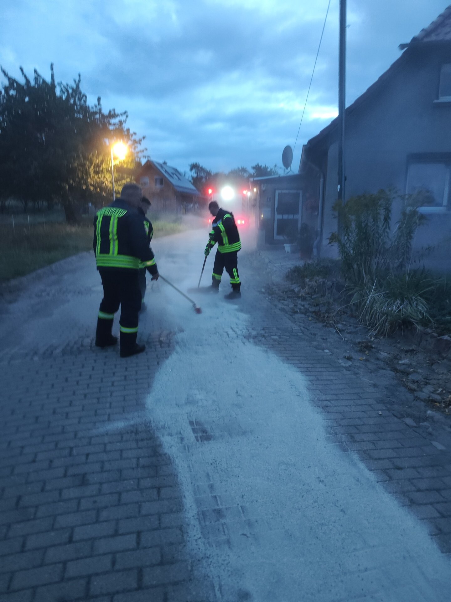 Feuerwehrleute bearbeiten die Ölspur ©Doepp