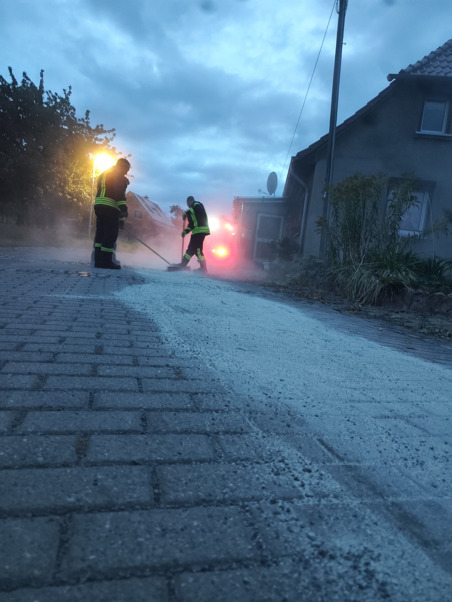 Feuerwehrleuute im Einsatz ©Doepp