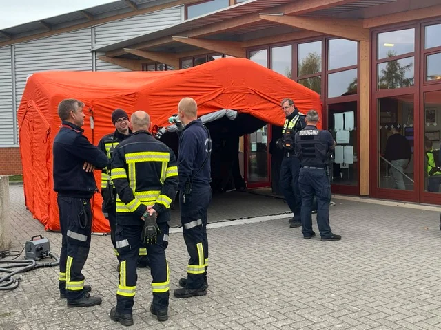 Vom Sortierzelt vor der Halle müssen die Statisten zügig zur passenden Einsatzstelle weitergeleitet werden. Foto: Birgit Mittwoch