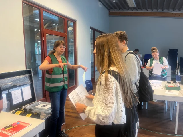 Vom ersten Informationspunkt müssen die Statisten zügig zur passenden Einsatzstelle weitergeleitet werden. Foto: Birgit Mittwoch