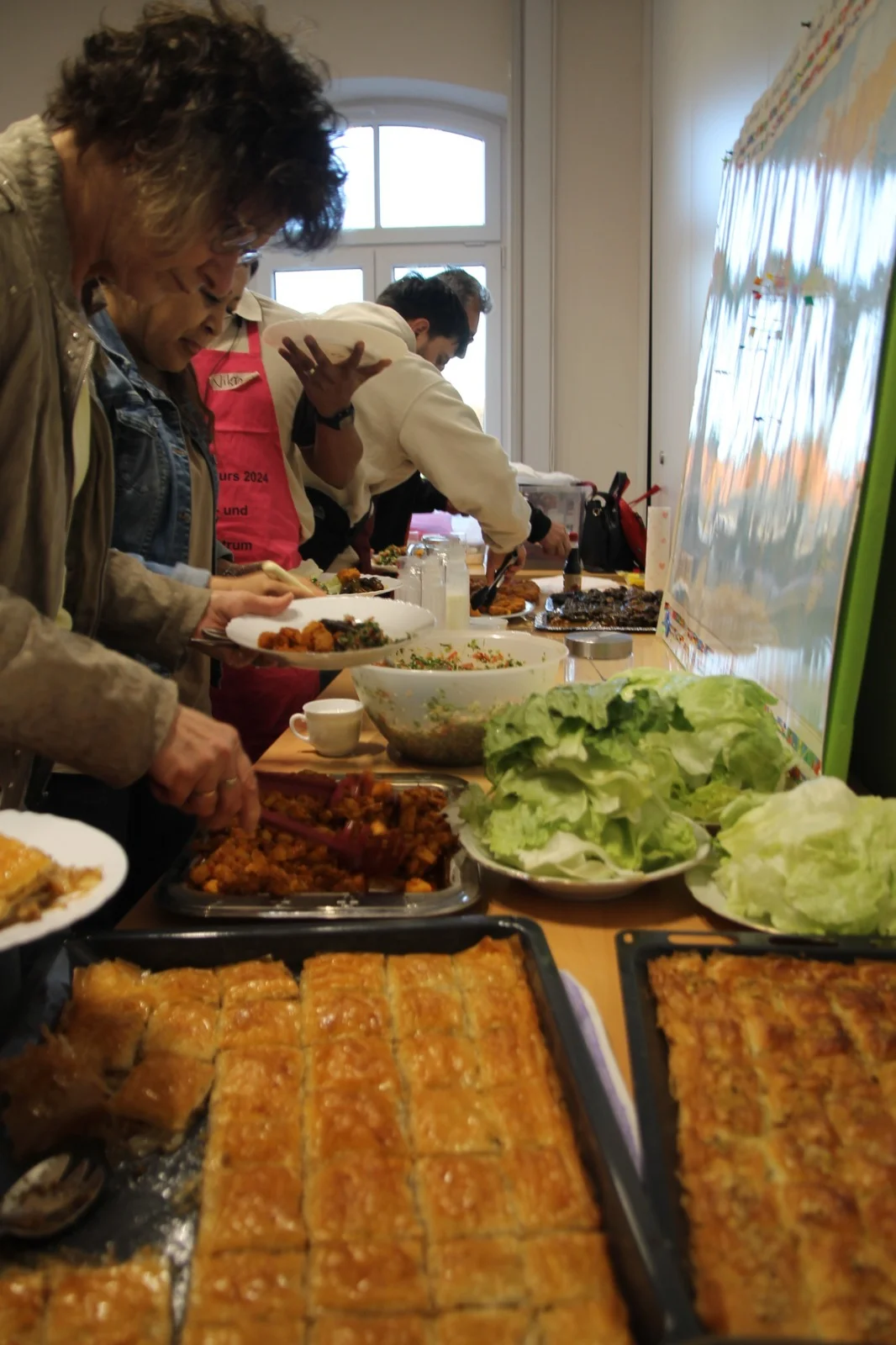Gemeinsam wurde das Essen vorbereitet