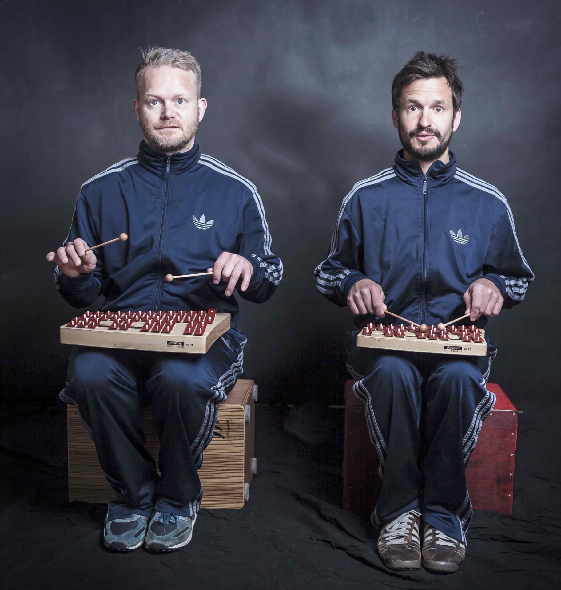 Die 'Funky Currywurst Brothers' bringen Percussionkunst in die Schulen der Region
