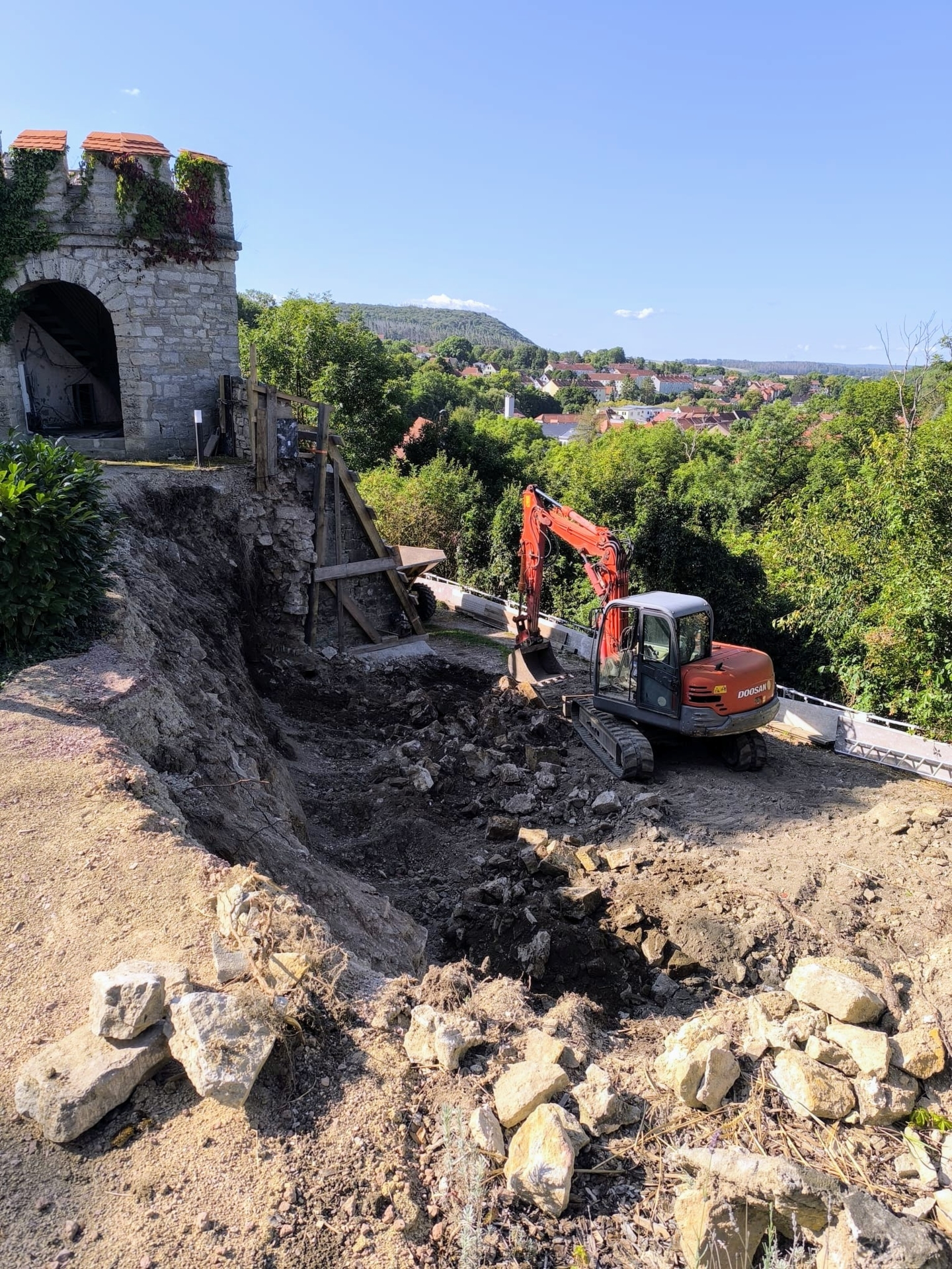 Sanierung der Ringmauer der Niederburg in Kranichfeld schreitet voran