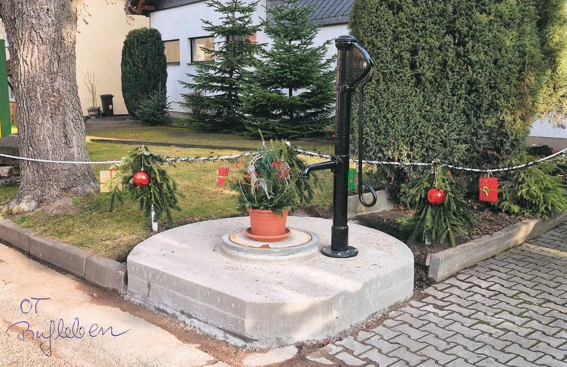 restaurierter Schwengelpumpenbrunnen in der Ortschaft Bufleben