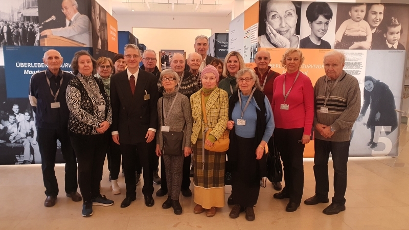 Gruppe der Jüdischen Gemeinde Kiel und Region beim Besuch der Ausstellung im Rahmen des VERA Café Beseder am 6. März 2024