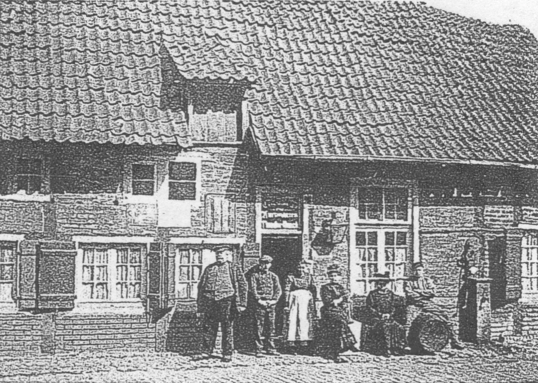 Im Konilial- und Kurzwarengeschäft ihrer Eltern - hier ein Foto um 1900 - wurde Elisabeth Möllenkamp im Jahr 1914 geboren. Nach dem Umbau im Jahr 1953 zog sie dort mit ihrer Familie wieder ein.