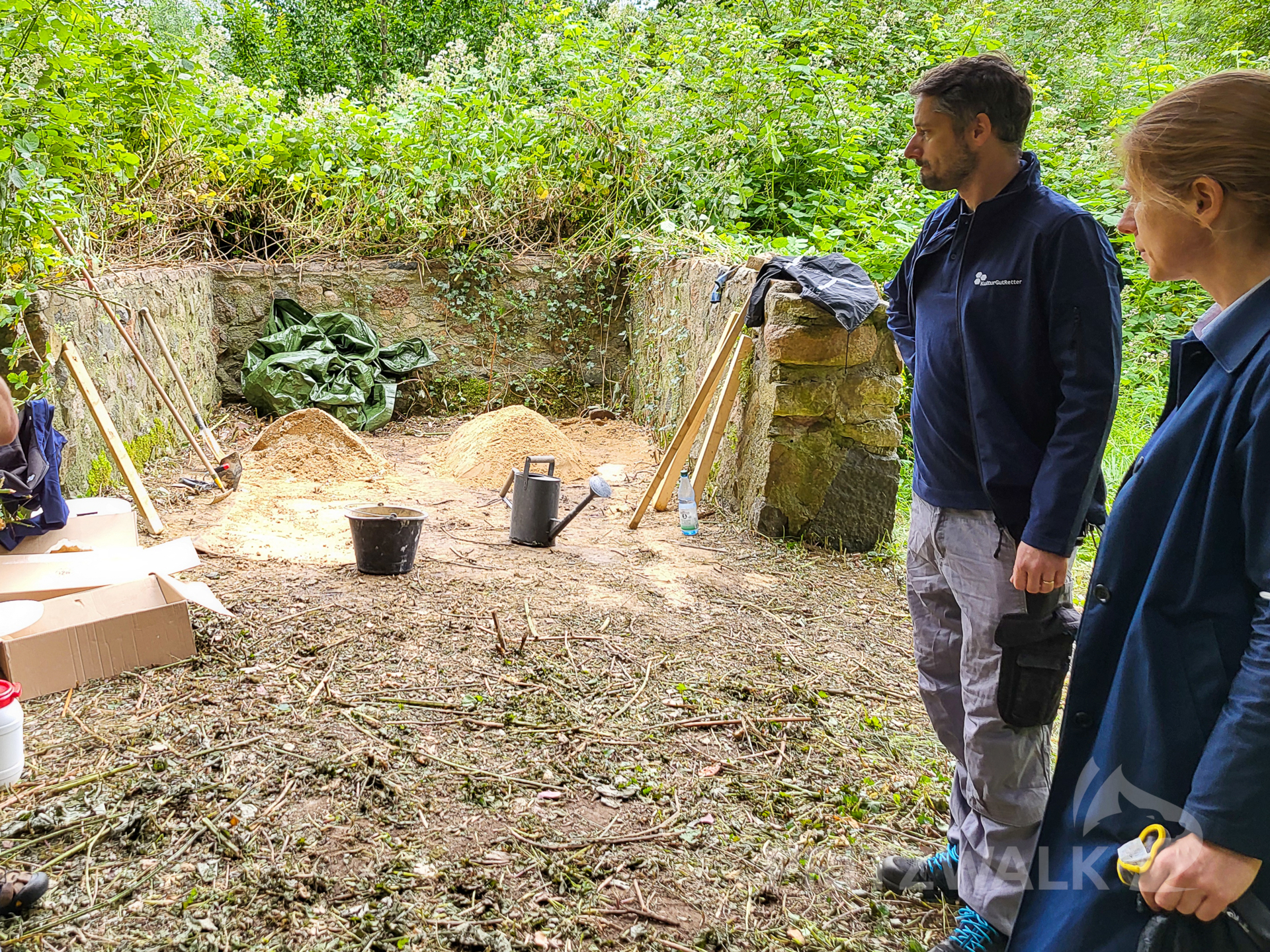 Dr. Tobias Busen erläutert, wie der Heißmörtel hergestellt wurde. Dieser steht für weitere Reparaturen zur Verfügung. Foto: Stadt Pritzwalk