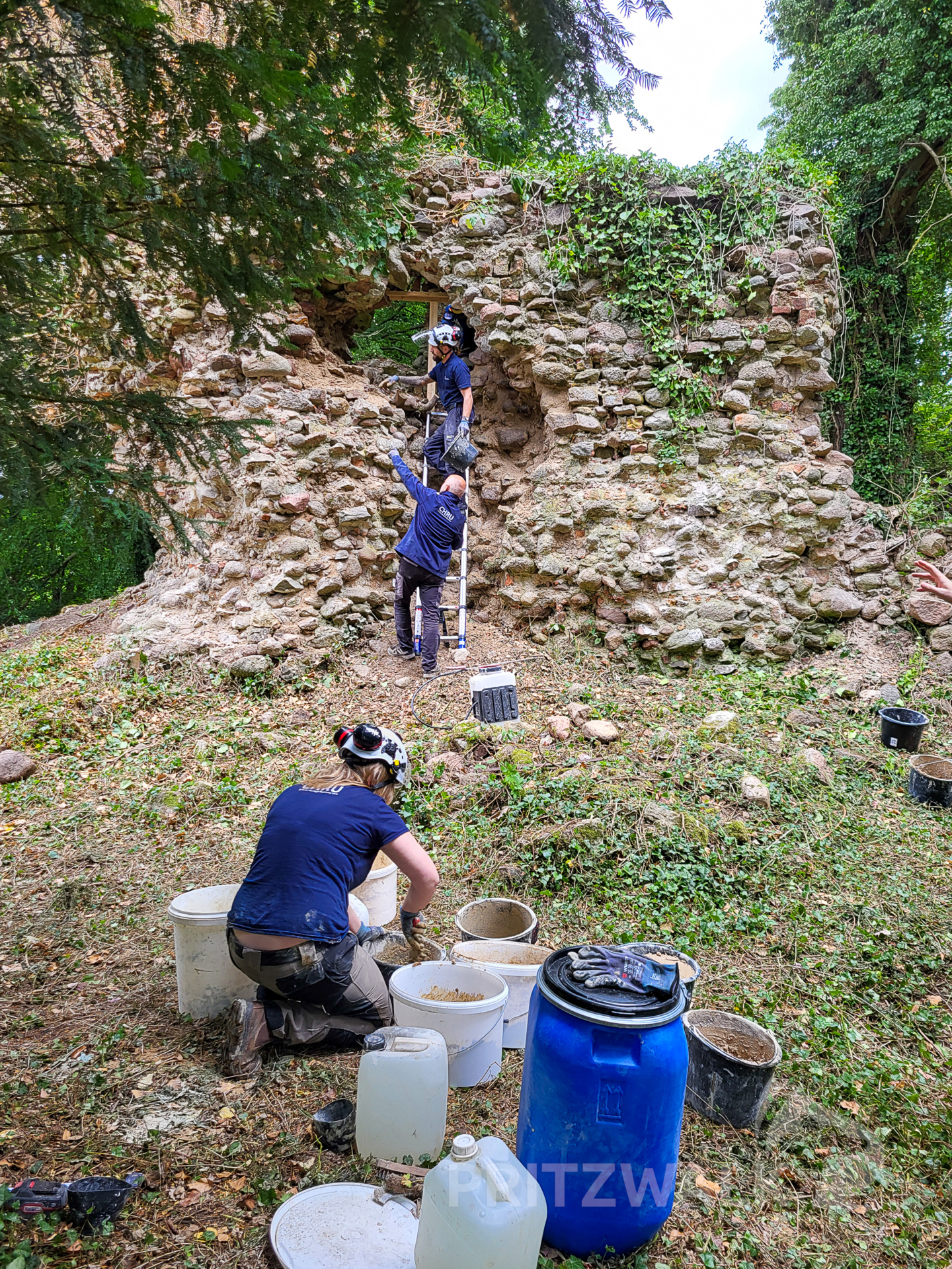 Notsicherung an der Burgruine: Lose Steine wurden befestigt, Fugen verputzt. Foto: Stadt Pritzwalk