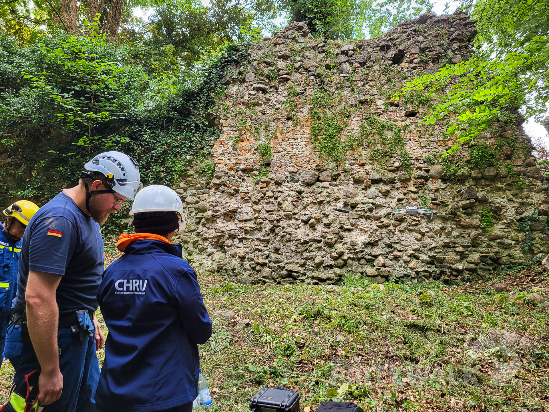 Training an der Mini-Drohne (rechts vor der Wand): Jeder Zentimeter in der Wand wurde mit Fotos dokumentiert. Foto: Stadt Pritzwalk