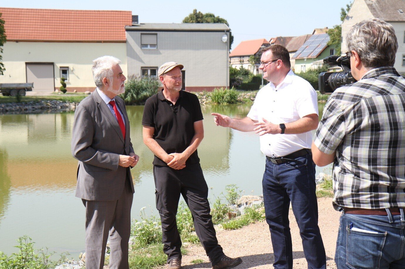 Prof. Dr. Armin Willingmann machte sich als Umweltminister ein eigenes Bild über den erfolgreichen Abschluss der durch sein Ministerium geförderten Teichprojekte.