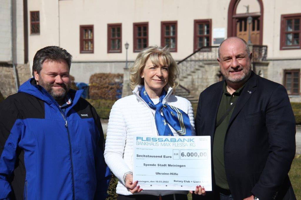 nsere Präsidentin Ilona Böttcher (Mitte) mit Bürgermeister Fabian Giesder (links) und Holger Riemschneider vom Rotary-Club Meiningen (rechts) bei der Spendenübergabe im Hof des Schlosses Elisabethenburg in Meiningen