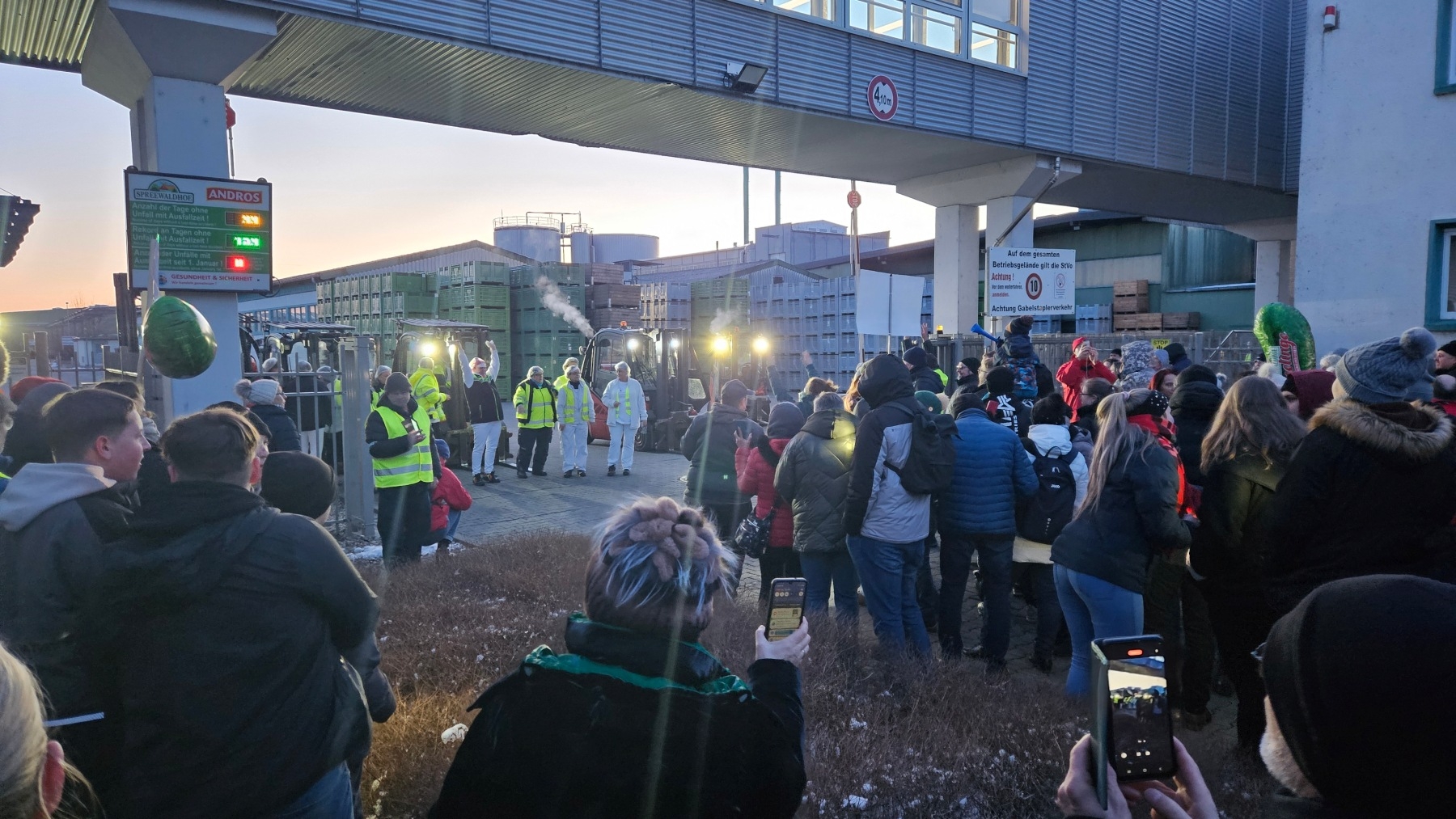 Am Firmensitz gab es Lichter und Applaus für die Mitarbeiter. Foto: Dörthe Ziemer