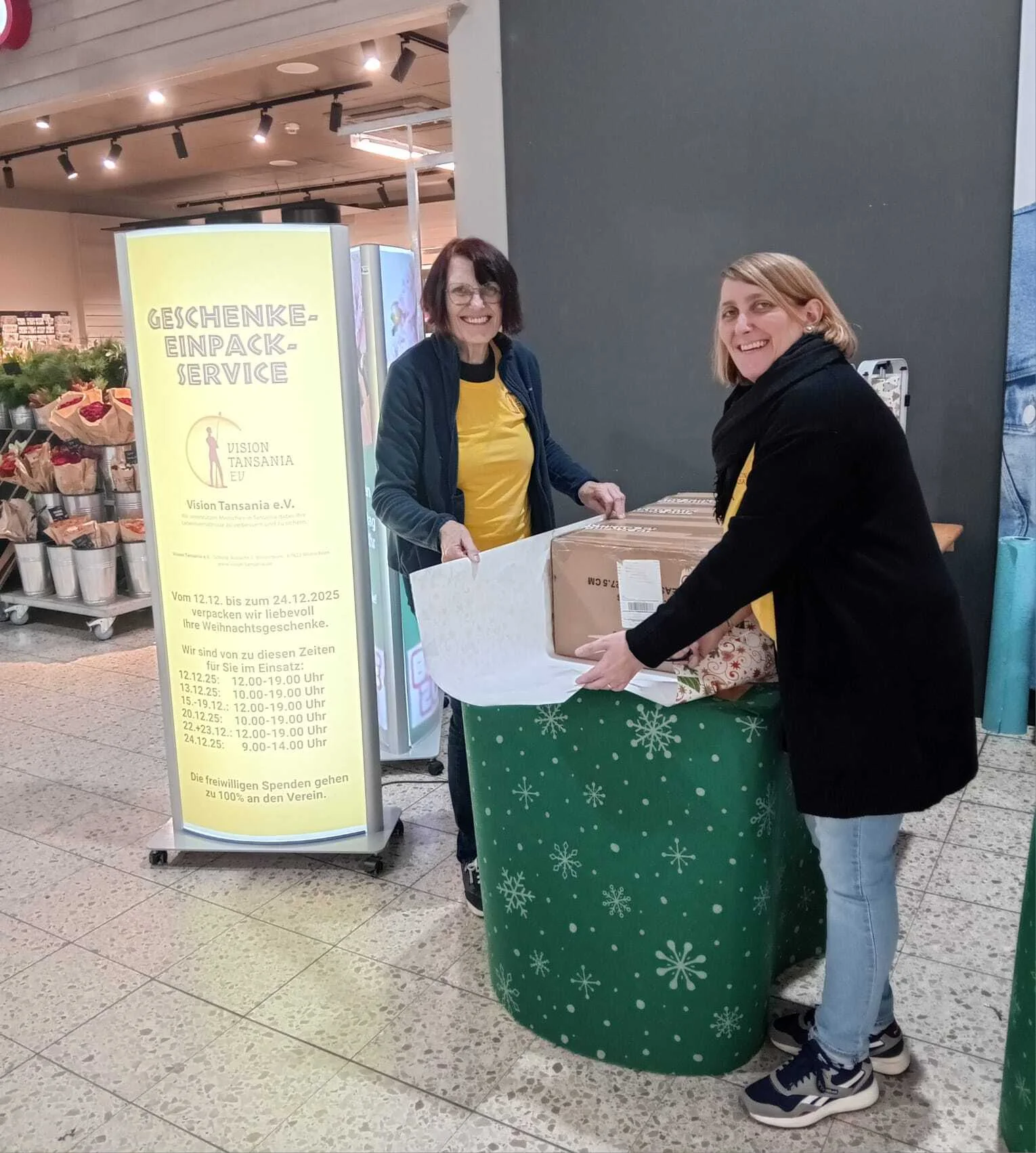 zwei Personen beim Einpacken