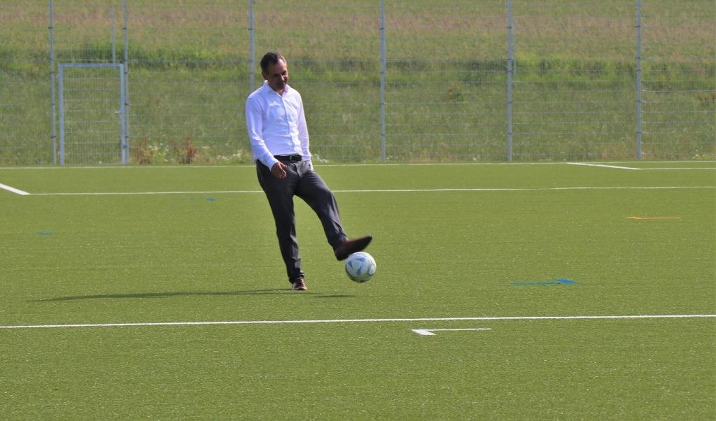 Einen Probeschuss auf dem neuen Platz ließ sich Landrat Raimund Kneidinger nicht nehmen.