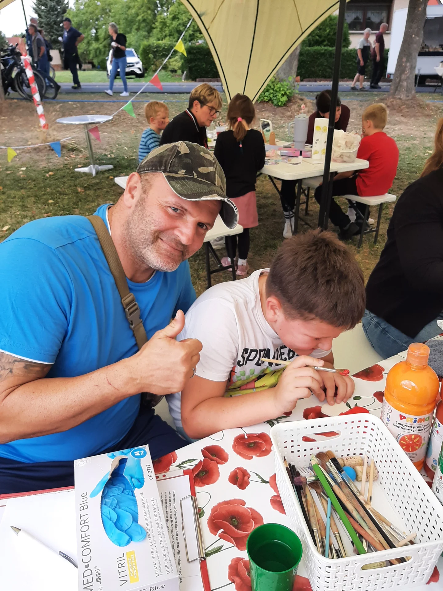 Kinder bemalen Holzdrachen auf dem Steinsdorftreffen am 12.09.2026