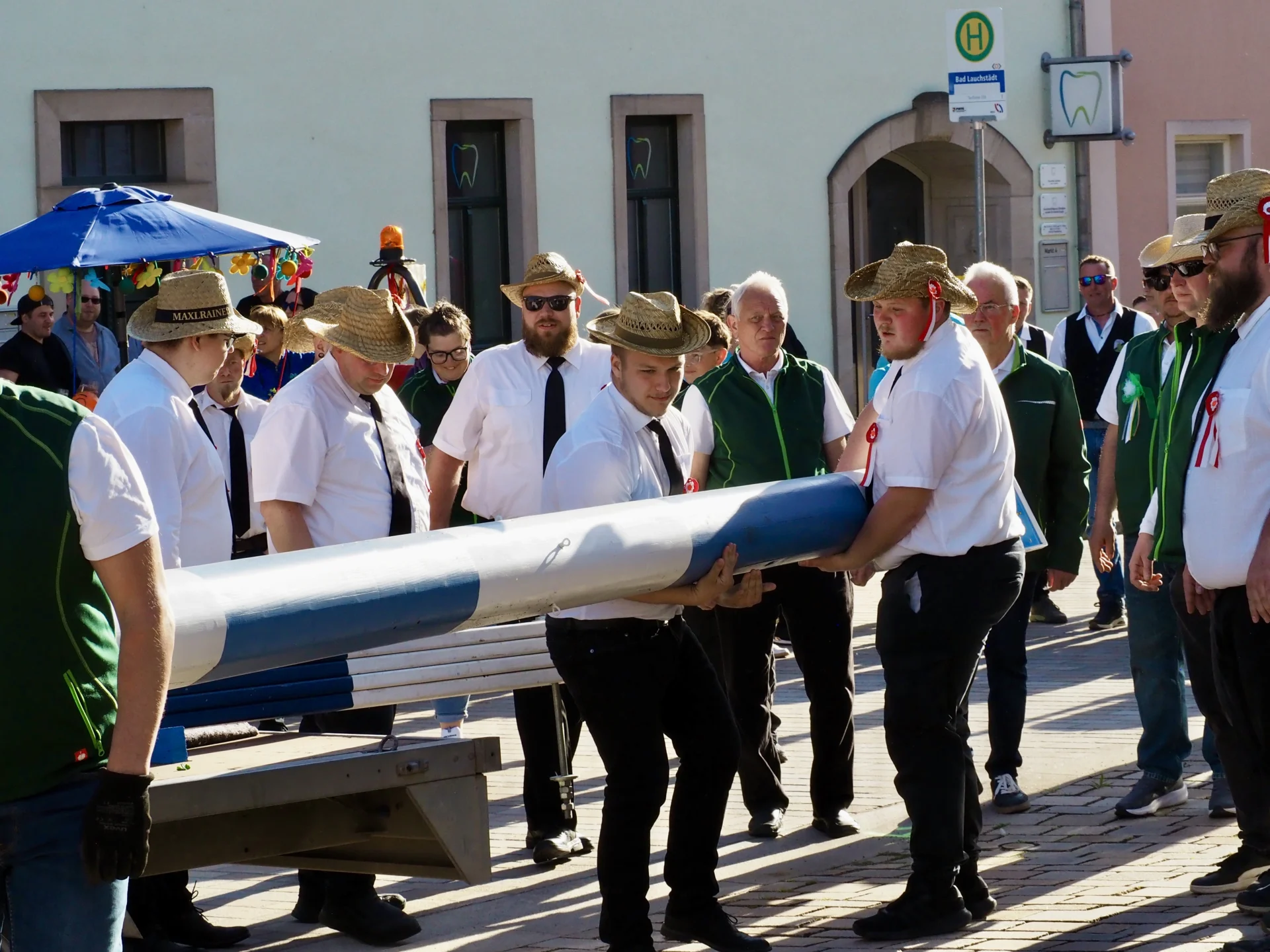 FOTO 3 - Das Aufstellen des Maibaumes erfolgt wie in jedem Jahr per Hand durch die Pfingstburschen aus den Ortsteilen
