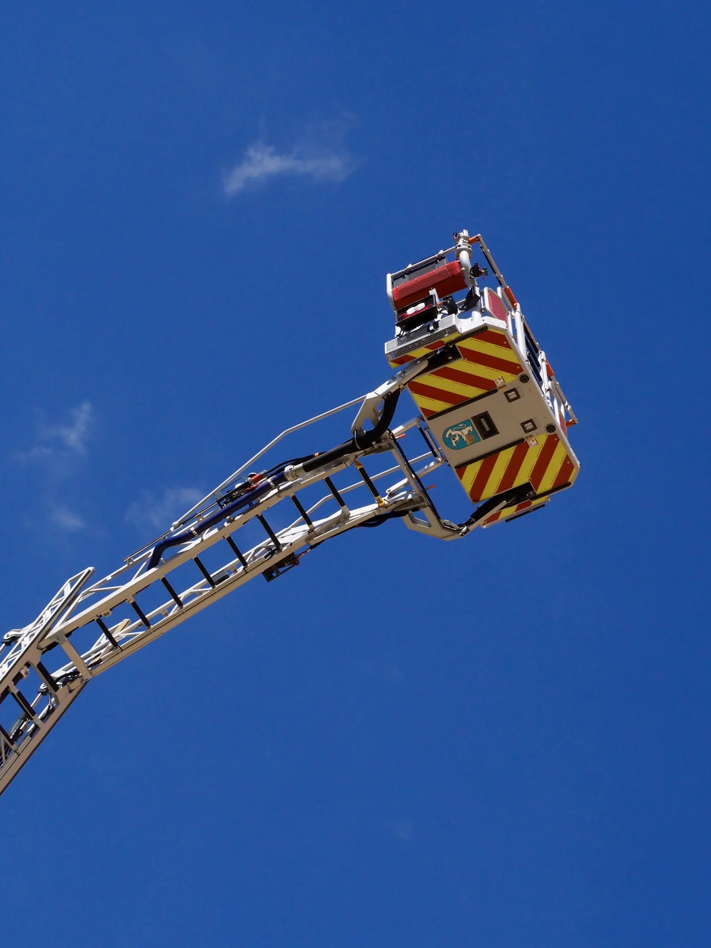 FOTO 7 - Groß und Klein konnten die neue Drehleiter der Freiwilligen Feuerwehr bestaunen und sich in luftige Höhen begeben