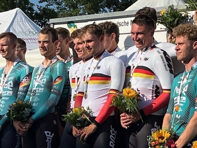 Max David Briese (Mitte) nach dem Sieg in der 4000 m Mannschaftsverfolgung