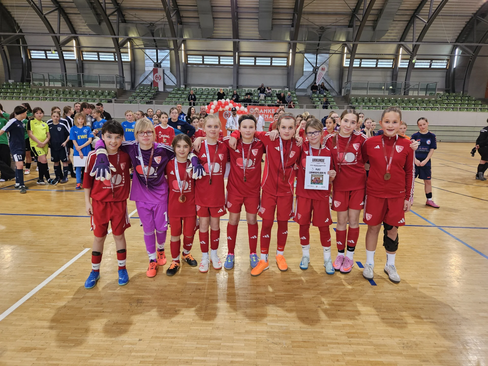 Die LFC-Mädels freuen sich über Bronze.