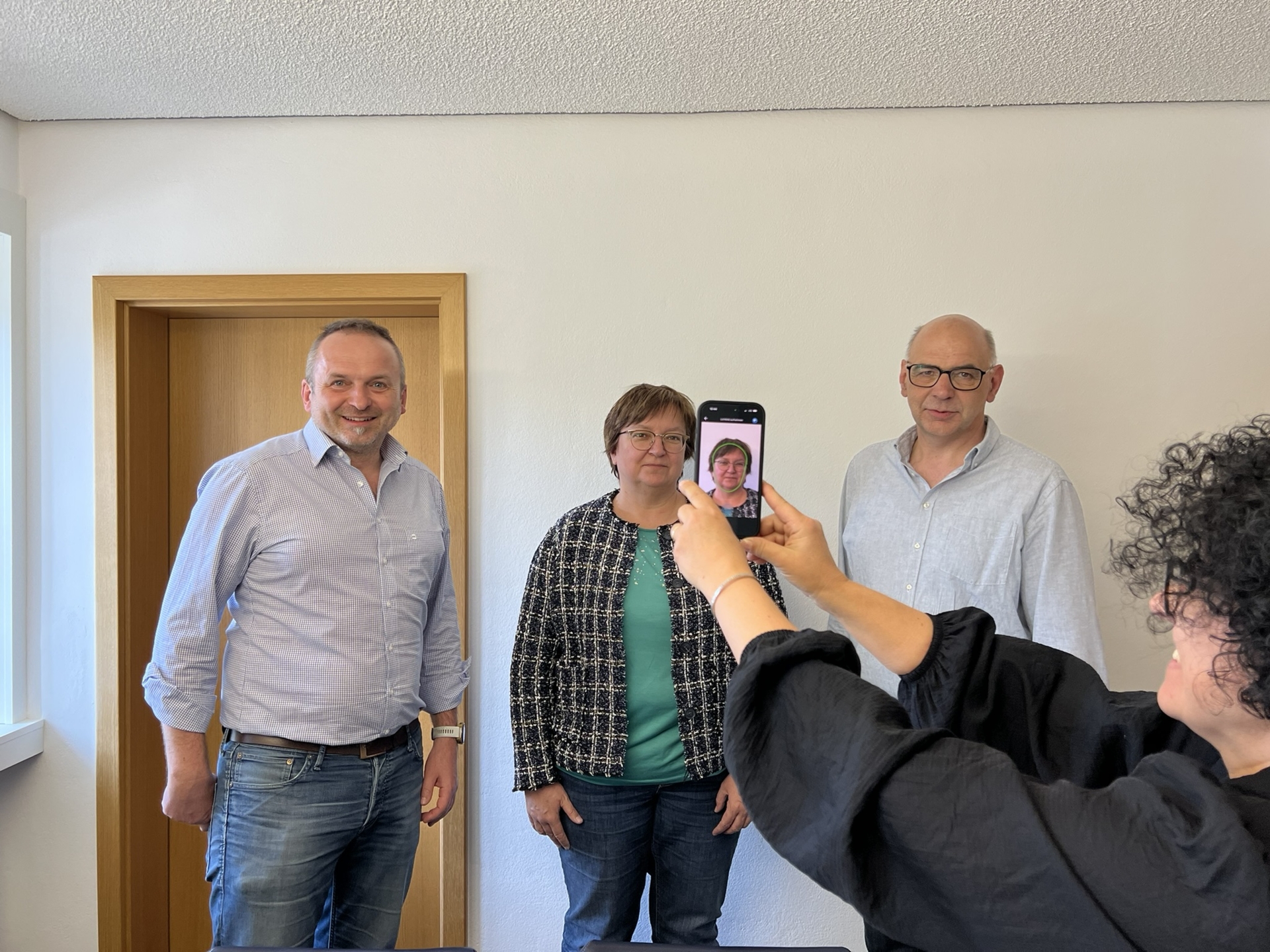 Bürgermeisterin Haimerl testet mit Bürgermeister Schwarzfischer und Geschäftsstellenleiter Held das neue System