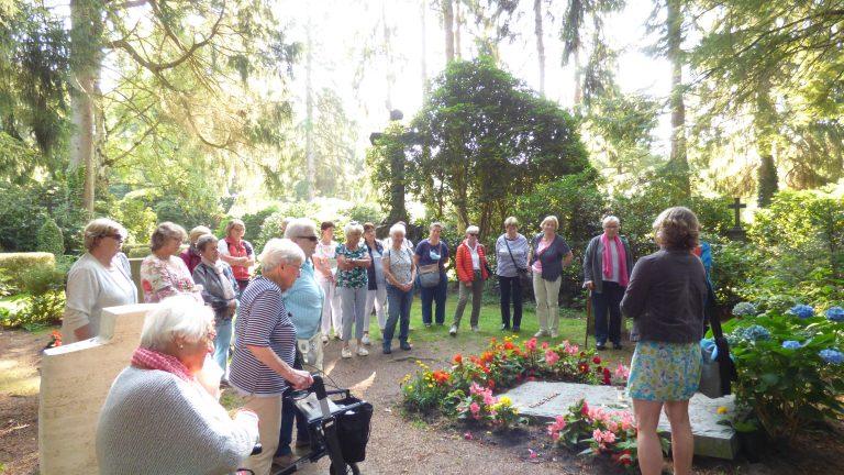LandFrauen besuchen den Ohlsdorfer Friedhof