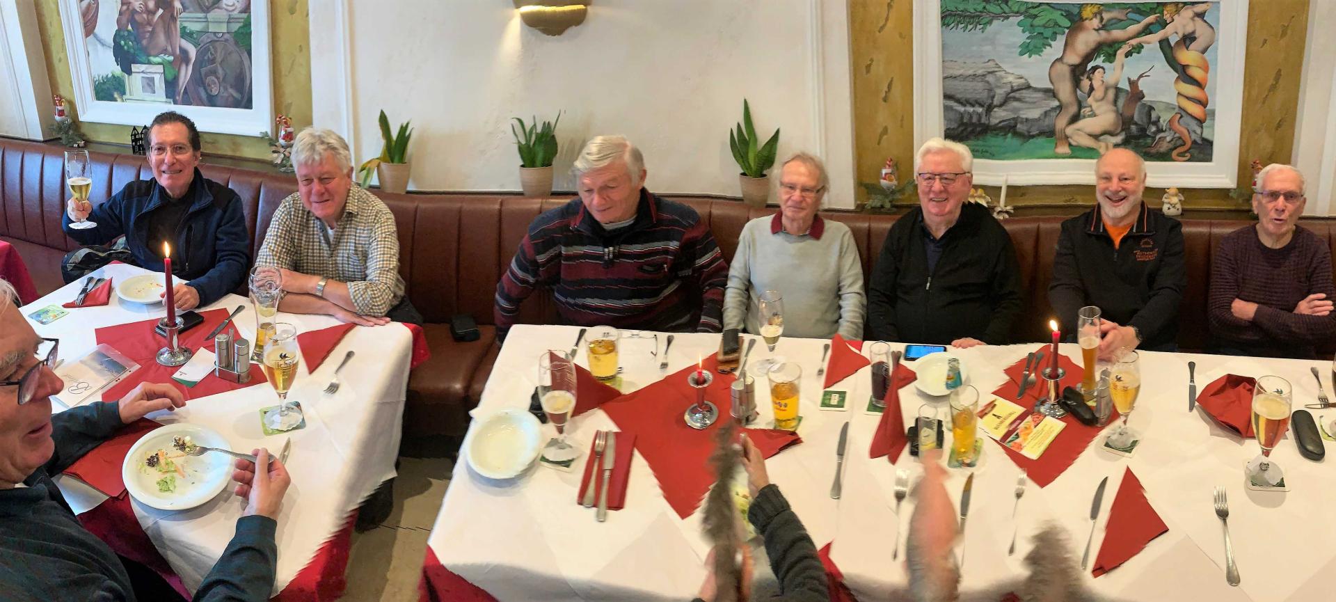 Die TSV-Männergymnastikgruppe traf sich nach der Wanderung von Niederrodenbach durch den Wald  im Restaurant „Buchberg-Grill“ zum Mittagessen.