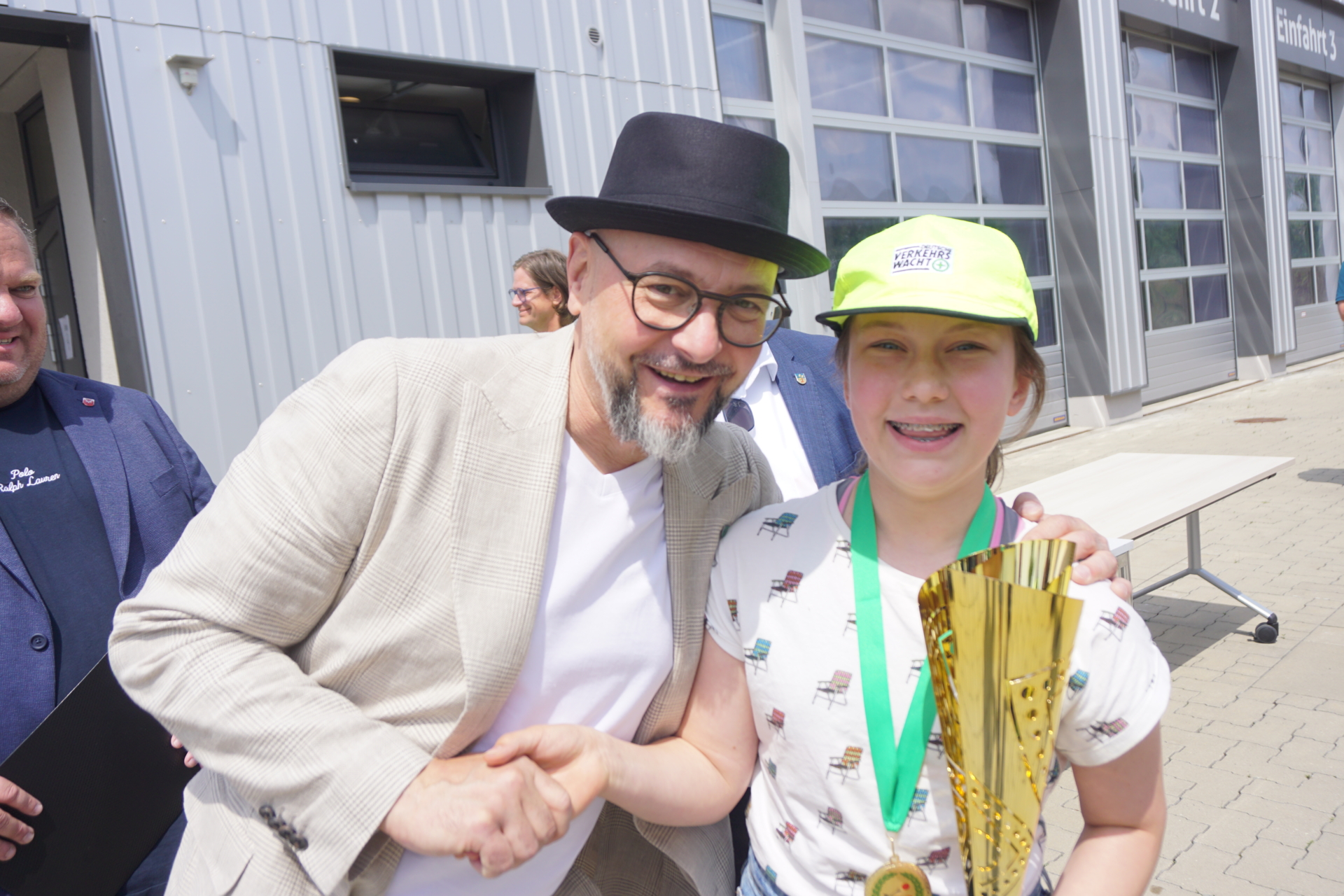 Beste Schülerlotsin wurde Sophie Turko aus Falkensee. Hier gratuliert ihr Falkensees Bürgermeister Heiko Richter zum Titel. Foto: Jan Hornhauer