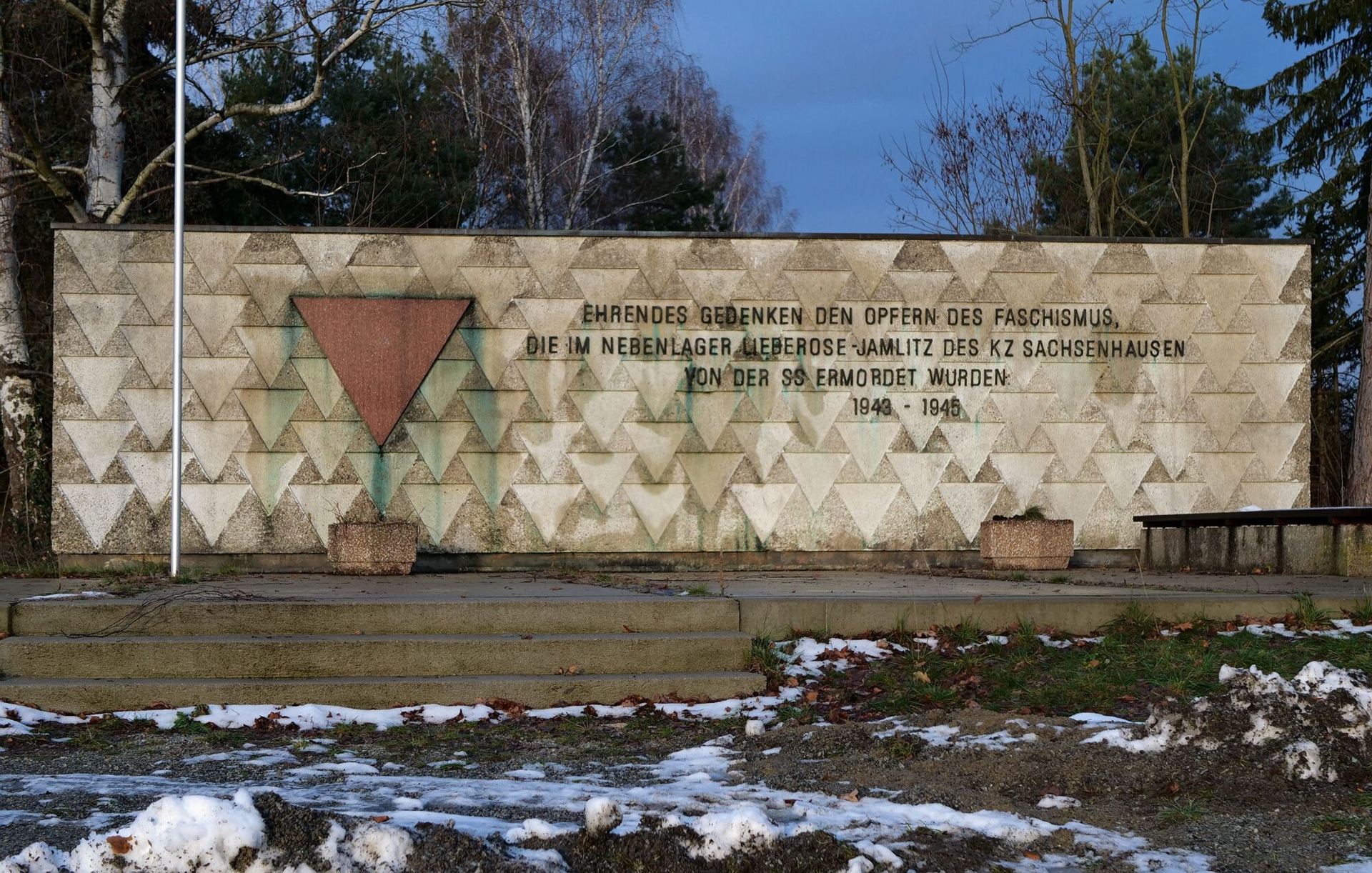 Gedenktafel an der Gedenkstätte KZ-Nebenlager Lieberose am Lieberoser Friedhof.