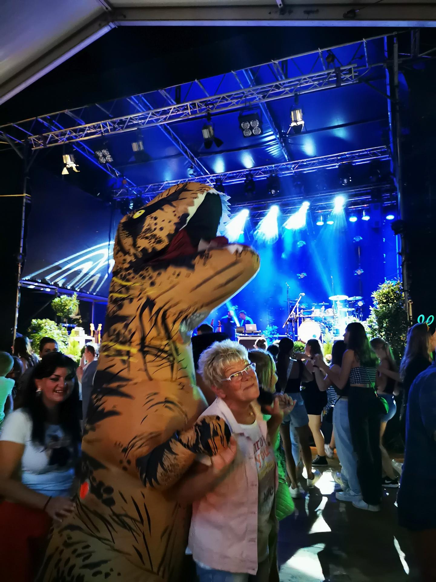 Partystimmung Samstagnacht - sogar mit Dino. Foto: Stadt Calau / Jan Hornhauer