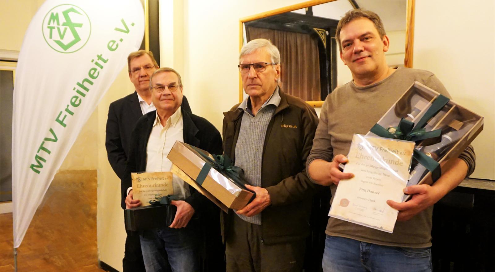 Die anwesenden Geehrten mit dem 1. Vorsitzenden: vlnr. Bernd Tödteberg, Dieter Kurschat, Bernd Patzer, Jörg Hansel