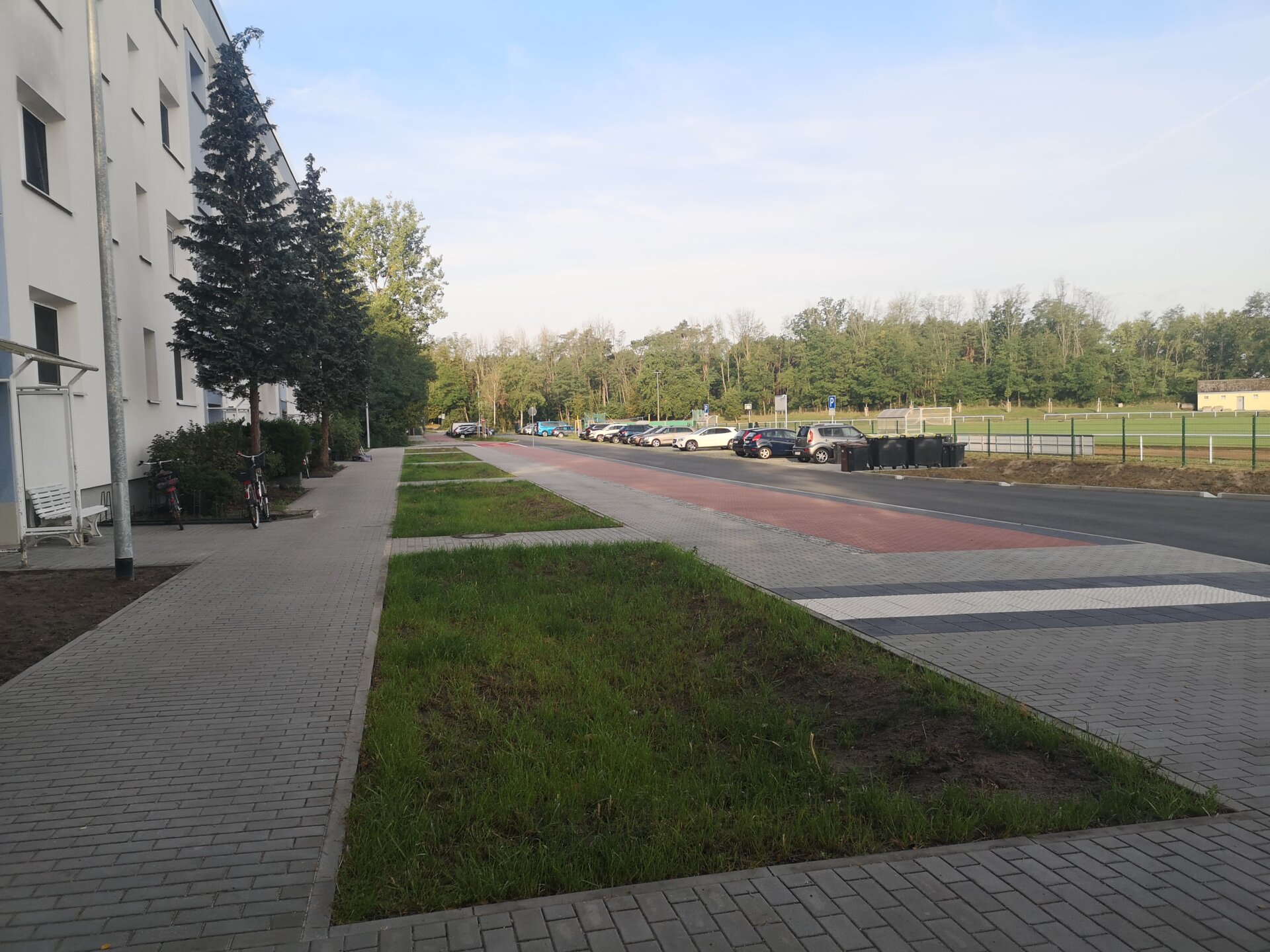 Radweg Fußweg Umfeld Wohnblocks