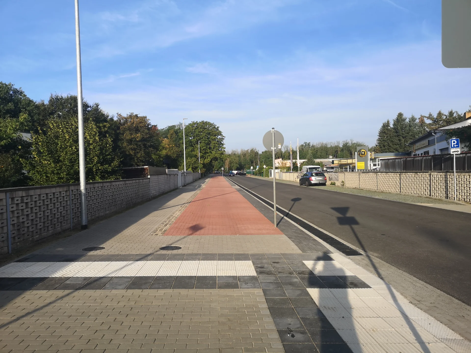 breiter Fuß- und Radweg zum Campus
